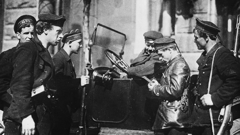 Патруль моряков на улицах Петрограда. 1917 год Патруль моряков на улицах Петрограда. 1917 год