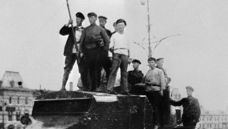 Рабочие на броневике. Красная площадь, 1917 год Рабочие на броневике. Красная площадь, 1917 год