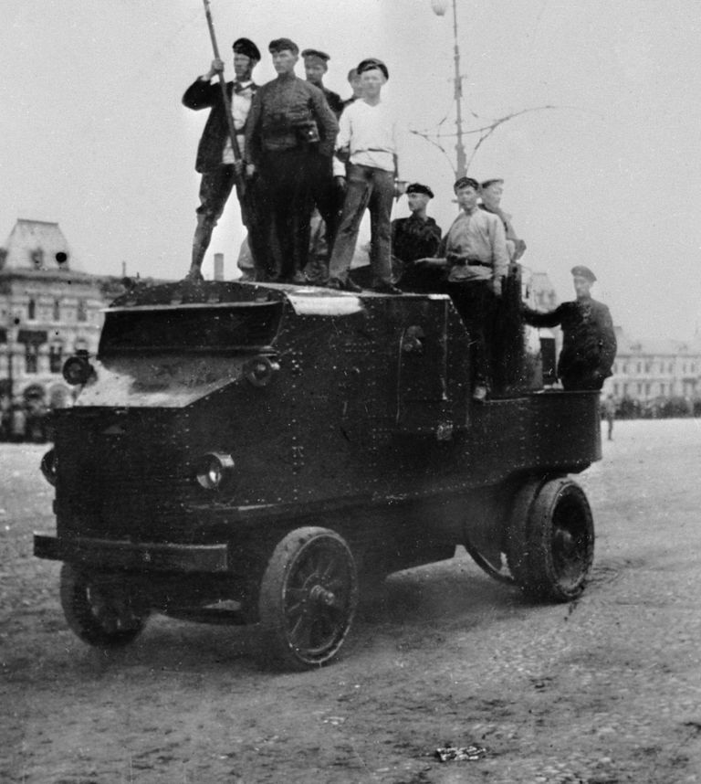 Рабочие на броневике. Красная площадь, 1917 год Рабочие на броневике. Красная площадь, 1917 год