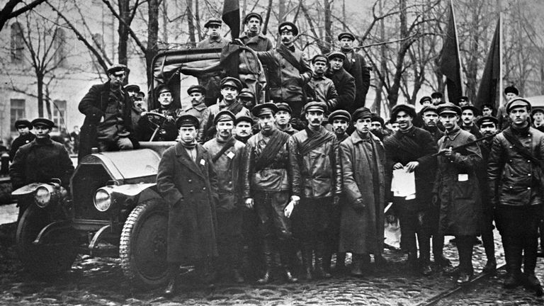 Красногвардейцы на Конногвардейском бульваре в Петрограде. Октябрь 1917 года. Фотография Виктора Буллы. Красногвардейцы на Конногвардейском бульваре в Петрограде. Октябрь 1917 года. Фотография Виктора Буллы.