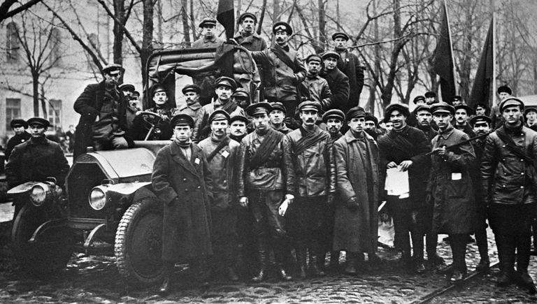 Красногвардейцы на Конногвардейском бульваре в Петрограде. Октябрь 1917 года. Фотография Виктора Буллы. Красногвардейцы на Конногвардейском бульваре в Петрограде. Октябрь 1917 года. Фотография Виктора Буллы.