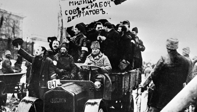 Отряд народной милиции едет в автомобиле по улице Киева во время Февральской революции Отряд народной милиции едет в автомобиле по улице Киева во время Февральской революции