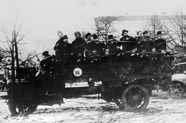 Отряд красногвардейцев. Петроград. 1917 год Отряд красногвардейцев. Петроград. 1917 год