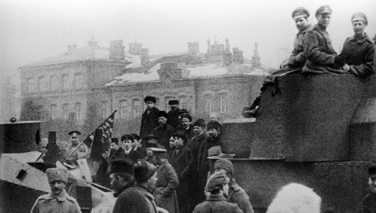 Бойцы Красной армии на улицах Петрограда в октябрьские дни 1917 года Бойцы Красной армии на улицах Петрограда в октябрьские дни 1917 года