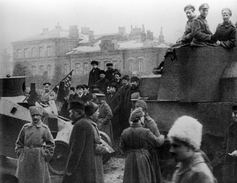 Бойцы Красной армии на улицах Петрограда в октябрьские дни 1917 года Бойцы Красной армии на улицах Петрограда в октябрьские дни 1917 года