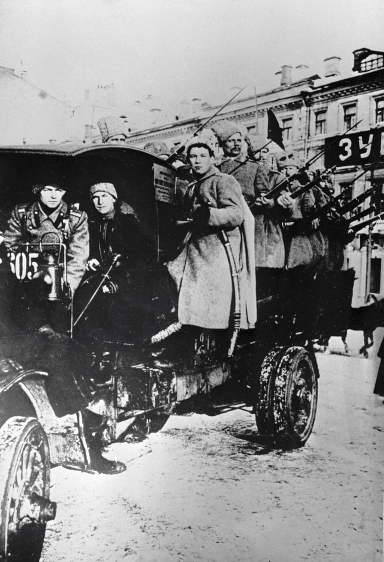 Отряд вооруженных красногвардейцев на грузовике. Москва, 1917 год Отряд вооруженных красногвардейцев на грузовике. Москва, 1917 год