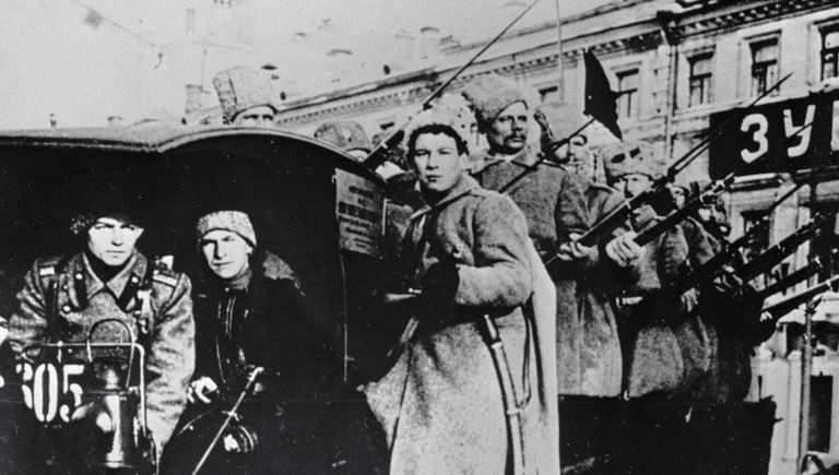 Отряд вооруженных красногвардейцев на грузовике. Москва, 1917 год Отряд вооруженных красногвардейцев на грузовике. Москва, 1917 год