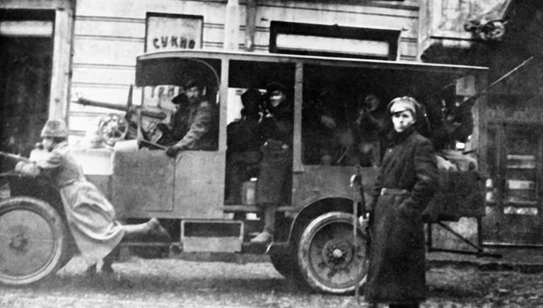 Победа Великой Октябрьской социалистической революции в Москве. Отряд красногвардейцев патрулирует улицы города. Победа Великой Октябрьской социалистической революции в Москве. Отряд красногвардейцев патрулирует улицы города.