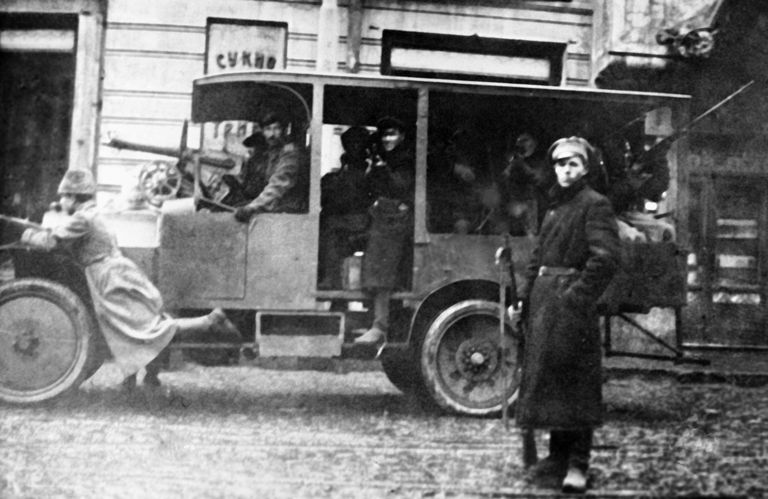 Победа Великой Октябрьской социалистической революции в Москве. Отряд красногвардейцев патрулирует улицы города. Победа Великой Октябрьской социалистической революции в Москве. Отряд красногвардейцев патрулирует улицы города.
