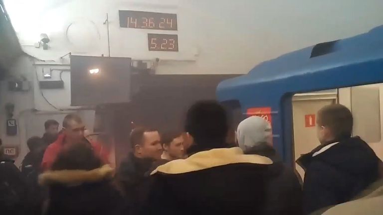 Паника, крики и дым - первые кадры с места взрыва в метро Санкт-Петербурга