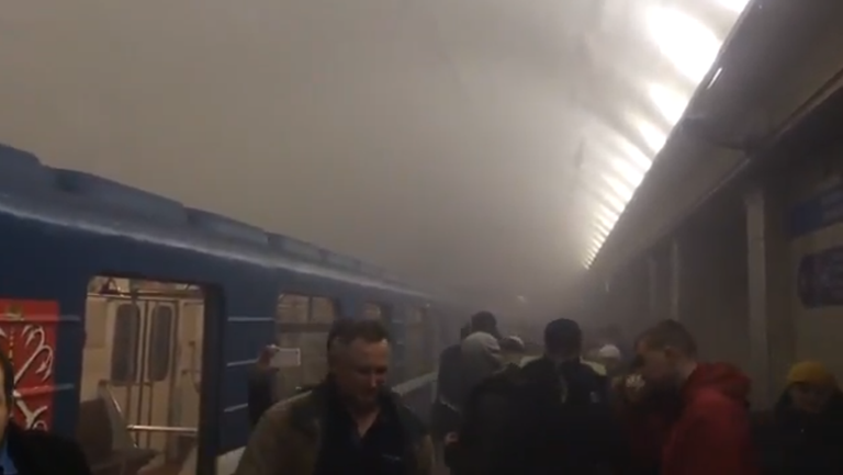 Появились видео с места взрывов в метро Петербурга Появились видео с места взрывов в метро Петербурга