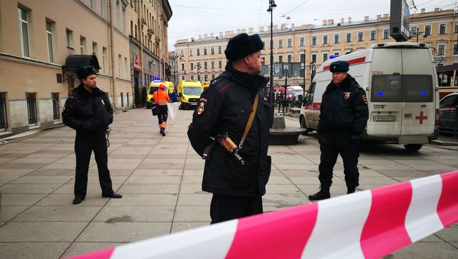 Полицейские у станции метро Сенная площадь в Санкт-Петербурге. Архивное фото Полицейские у станции метро Сенная площадь в Санкт-Петербурге. Архивное фото