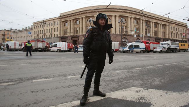 Сотрудник полиции у станции метро Технологический институт в Санкт-Петербурге. Архивное фото
