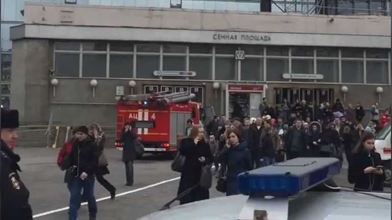 Эвакуация людей с питерской станции метро Сенная площадь после взрывов