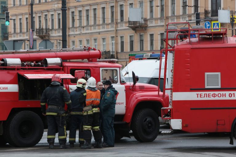 Сотрудники пожарной службы МЧС РФ у станции метро Технологический институт в Санкт-Петербурге, где произошел взрыв Сотрудники пожарной службы МЧС РФ у станции метро Технологический институт в Санкт-Петербурге, где произошел взрыв