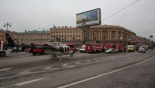 Сотрудники пожарной службы МЧС РФ у станции метро Технологический институт в Санкт-Петербурге, где произошел взрыв Сотрудники пожарной службы МЧС РФ у станции метро Технологический институт в Санкт-Петербурге, где произошел взрыв