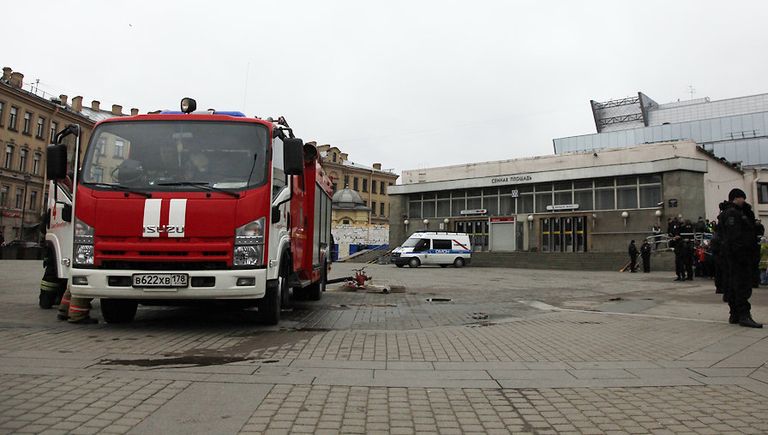 Аварийные службы у станции метро Сенная площадь в Санкт-Петербурге Аварийные службы у станции метро Сенная площадь в Санкт-Петербурге