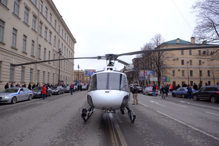 Вертолет санитарной авиации у станции метро Технологический институт в Санкт-Петербурге