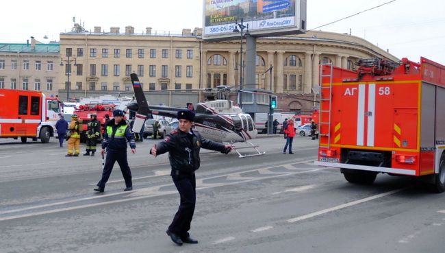 Ситуация у станции метро Технологический институт в Санкт-Петербурге, где произошел взрыв. 3 апреля 2017 Ситуация у станции метро Технологический институт в Санкт-Петербурге, где произошел взрыв. 3 апреля 2017