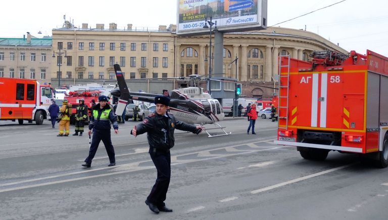 Автомобили спецслужб у станции метро Технологический институт в Санкт-Петербурге. 3 апреля 2017 Автомобили спецслужб у станции метро Технологический институт в Санкт-Петербурге. 3 апреля 2017