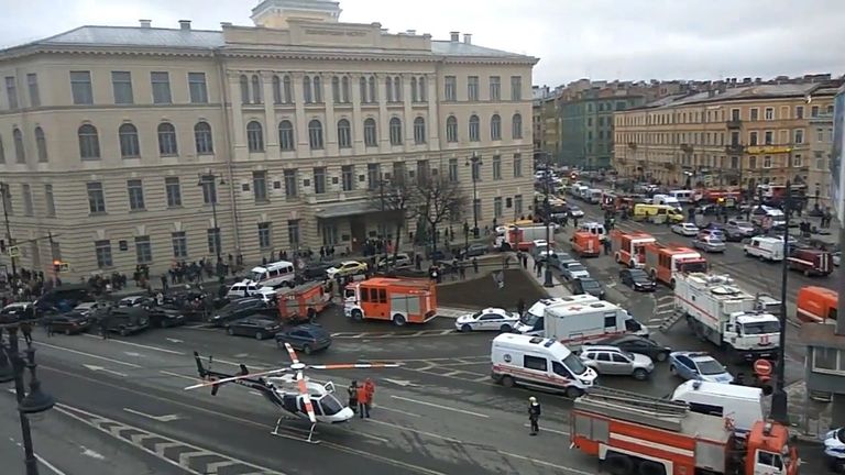 Обстановка возле метро Сенная площадь в Санкт-Петербурге, где произошел взрыв Обстановка возле метро Сенная площадь в Санкт-Петербурге, где произошел взрыв