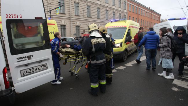Эвакуация пострадавших в результате взрыва со станции метро Технологический институт в Санкт-Петербурге Эвакуация пострадавших в результате взрыва со станции метро Технологический институт в Санкт-Петербурге