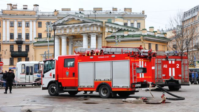 Пожарные автомашины у станции метро Сенная площадь в Санкт-Петербурге Пожарные автомашины у станции метро Сенная площадь в Санкт-Петербурге