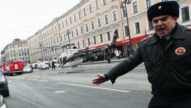 Сотрудник полиции у станции метро Технологический институт в Санкт-Петербурге Сотрудник полиции у станции метро Технологический институт в Санкт-Петербурге