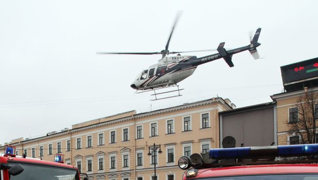 Вертолет у станции метро Технологический институт в Санкт-Петербурге Вертолет у станции метро Технологический институт в Санкт-Петербурге
