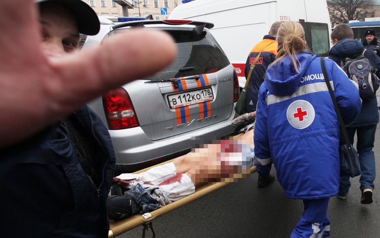 Эвакуация пострадавших в результате взрыва со станции метро Технологический институт в Санкт-Петербурге