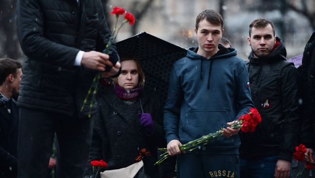 Горожане несут цветы в память о погибших в метро Санкт–Петербурга Горожане несут цветы в память о погибших в метро Санкт–Петербурга