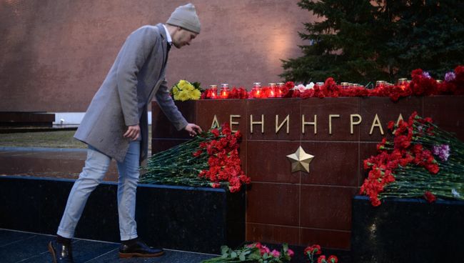 Цветы в память о погибших в метро Санкт–Петербурга Цветы в память о погибших в метро Санкт–Петербурга
