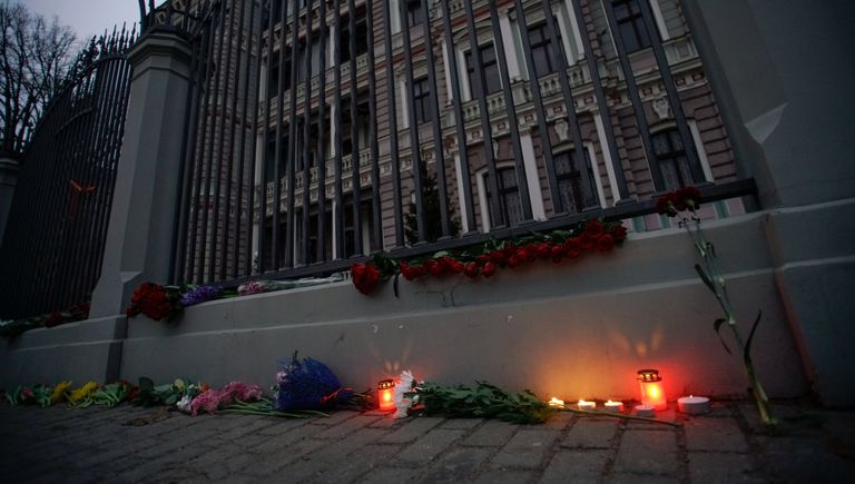 Цветы и свечи у посольства РФ в Риге в память о погибших в результате взрыва в метро Санкт-Петербурга