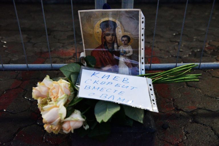 Цветы у посольства РФ в Киеве в память о погибших в результате взрыва в метро Санкт-Петербурга Цветы у посольства РФ в Киеве в память о погибших в результате взрыва в метро Санкт-Петербурга