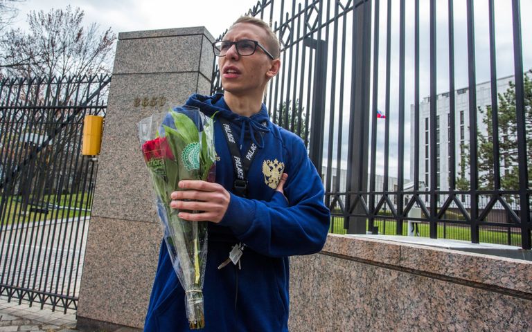 Юноша принес цветы к посольству РФ в США почтить память погибших в результате взрыва в метро Санкт-Петербурга Юноша принес цветы к посольству РФ в США почтить память погибших в результате взрыва в метро Санкт-Петербурга