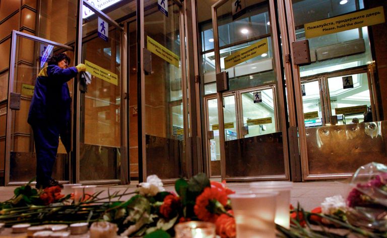 Цветы и свечи у входа в вестибюль станции метро Спасская в память о погибших в результате взрыва в метро Санкт-Петербурга Цветы и свечи у входа в вестибюль станции метро Спасская в память о погибших в результате взрыва в метро Санкт-Петербурга