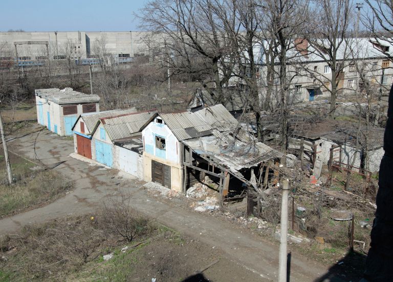 Разрушенный частный дом на улице Привокзальной в прифронтовом поселке Донецк-Северный в Донецкой области Разрушенный частный дом на улице Привокзальной в прифронтовом поселке Донецк-Северный в Донецкой области