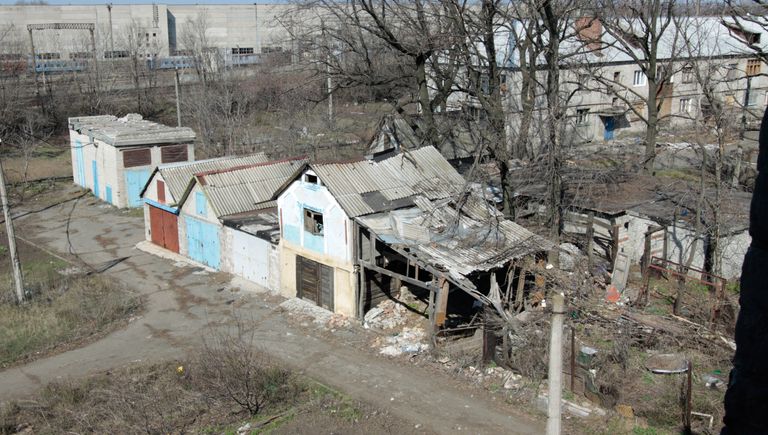 Разрушенный частный дом на улице Привокзальной в прифронтовом поселке Донецк-Северный в Донецкой области Разрушенный частный дом на улице Привокзальной в прифронтовом поселке Донецк-Северный в Донецкой области