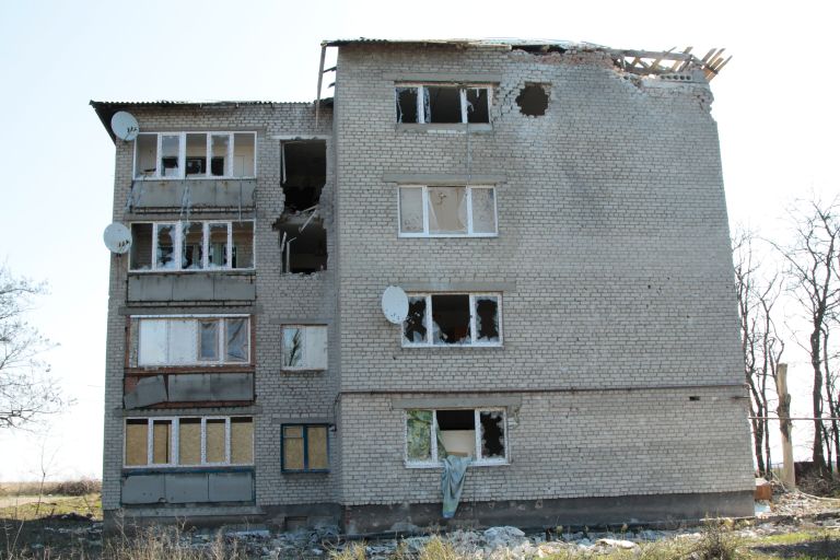 Жилой дом, получивший множество прямых попаданий снарядов во время обстрелов украинскими силовиками прифронтового поселка Донецк-Северный в Донецкой области Жилой дом, получивший множество прямых попаданий снарядов во время обстрелов украинскими силовиками прифронтового поселка Донецк-Северный в Донецкой области