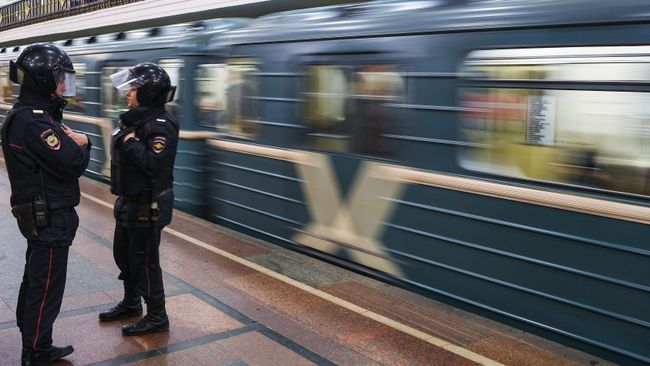 Сотрудники полиции на станции московского метро. Архивное фото Сотрудники полиции на станции московского метро. Архивное фото