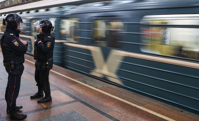 Сотрудники полиции на станции московского метро