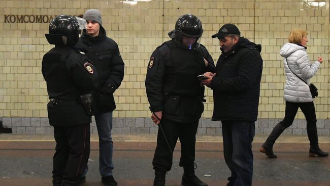 Сотрудники полиции на станции Комсомольская московского метро