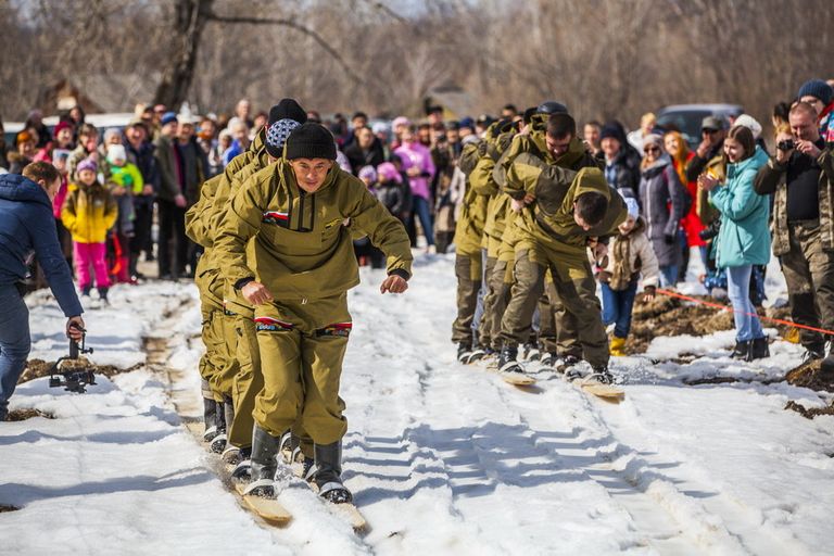 Охотники национального парка Бикин участвуют в соревновании по ходьбе на лыжах