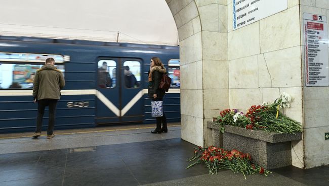 Цветы на станции метро Технологический институт в Санкт-Петербурге. 4 апреля 2017 Цветы на станции метро Технологический институт в Санкт-Петербурге. 4 апреля 2017