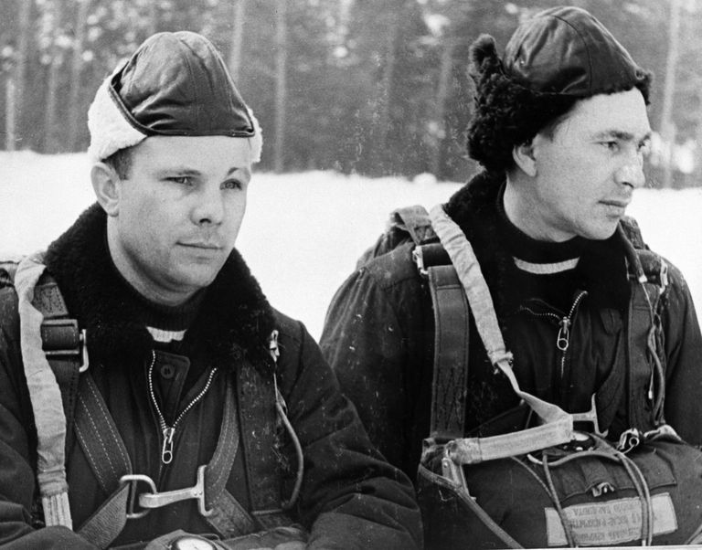 Летчики Юрий Гагарин и Павел Беляев, члены первого отряда космонавтов, на парашютной подготовке Летчики Юрий Гагарин и Павел Беляев, члены первого отряда космонавтов, на парашютной подготовке