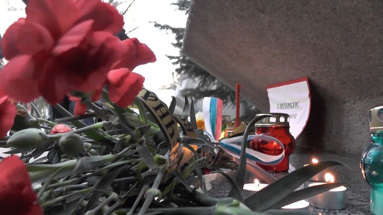 Цветы и свечи: акции памяти жертв теракта в Петербурге в разных городах Цветы и свечи: акции памяти жертв теракта в Петербурге в разных городах
