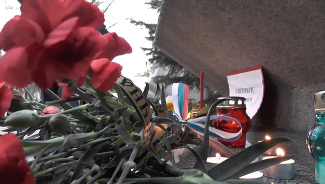 Цветы и свечи: акции памяти жертв теракта в Петербурге в разных городах Цветы и свечи: акции памяти жертв теракта в Петербурге в разных городах