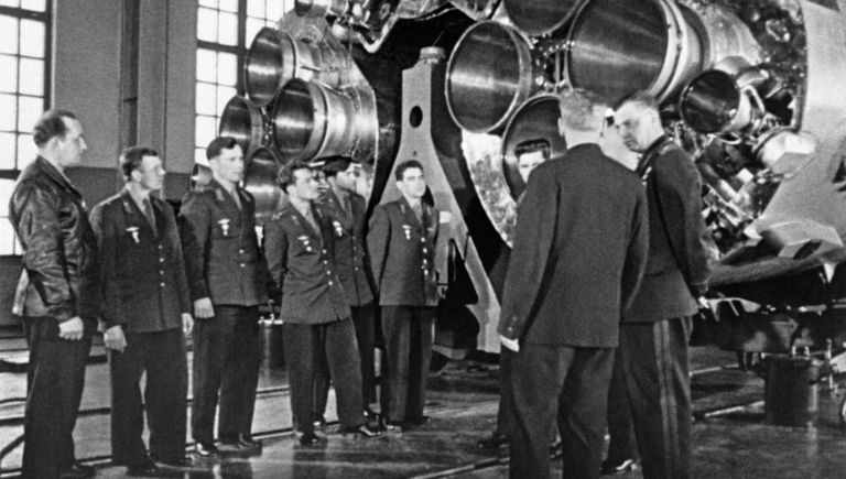 Члены первого отряда космонавтов знакомятся с космической техникой Члены первого отряда космонавтов знакомятся с космической техникой