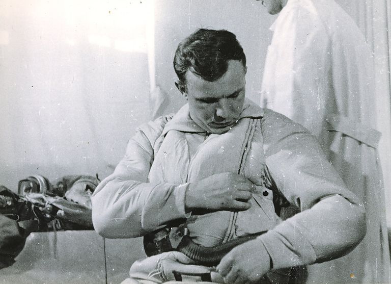 Юрий Гагарин перед полетом на корабле Восток. 1961 год Юрий Гагарин перед полетом на корабле Восток. 1961 год