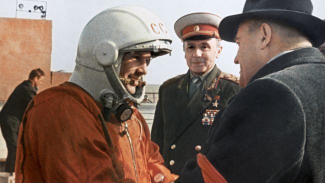 Летчик-космонавт СССР Юрий Гагарин и Сергей Павлович Королев перед стартом Летчик-космонавт СССР Юрий Гагарин и Сергей Павлович Королев перед стартом